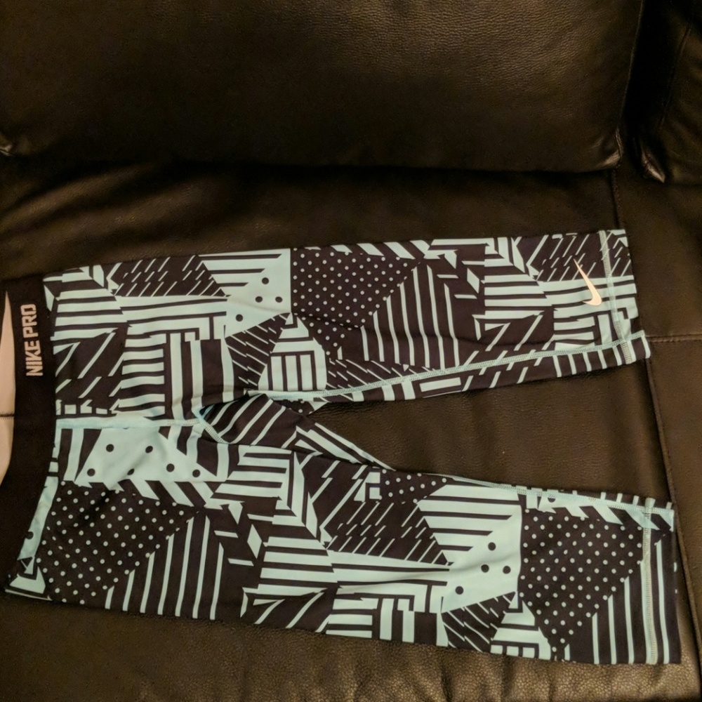 Nike pro crop leggings